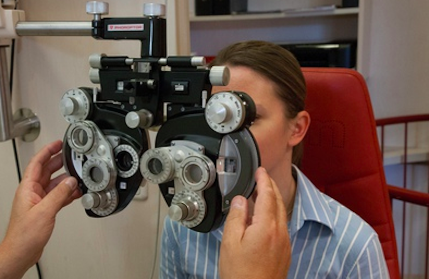 Con ayuda de aparatos especiales, el oftalmólogo puede determinar el nivel de miopía de un paciente.