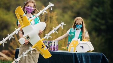 Foto provista por la empresa Wing LLC. En ella se ve a las Girl Scouts Alice Goerlich y Gracie Walker posando con un dron para entregar las galletas que venden en Christiansburg, Virginia.&nbsp; &nbsp;