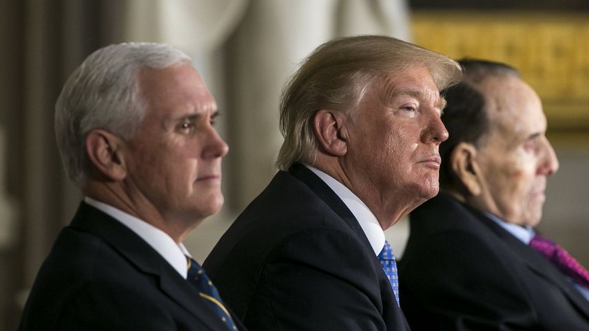 El presidente Donald Trump junto al vicepresidente, Mike Pence (izq.), durante una ceremonia en el Capitolio, en Washington,EEUU.&nbsp;