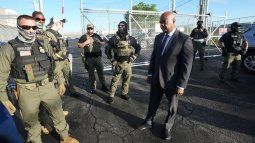 El alcalde Ras Baraka de Newark enfrenta a agentes de ICE en una demostración fuera de un centro de detención de inmigrantes en Elizabeth, Nueva Jersey, el 7 de mayo de 2025.