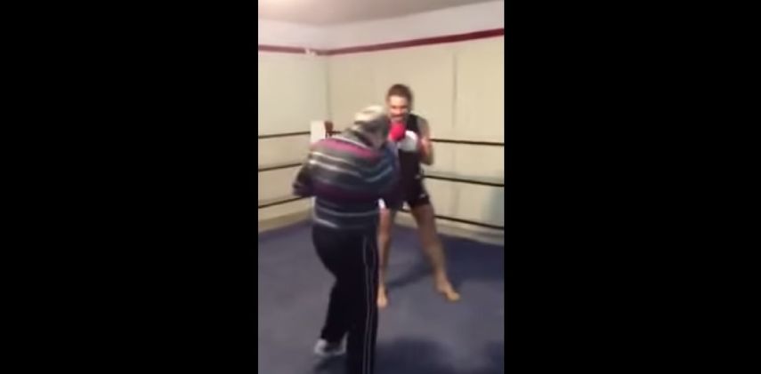VIDEO: Pelea entre un anciano y un joven
