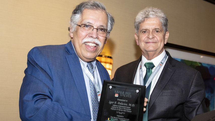 El Dr. Igor Palacio muestra el premio recibido de Miami Valves 2022, de manos del Dr. Eduardo Marchena.