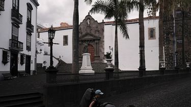Gente caminando por una calle cubierta de ceniza volcánica en Santa Cruz de La Palma, en la isla canaria de La Palma, España, el domingo 26 de septiembre de 2021.&nbsp;