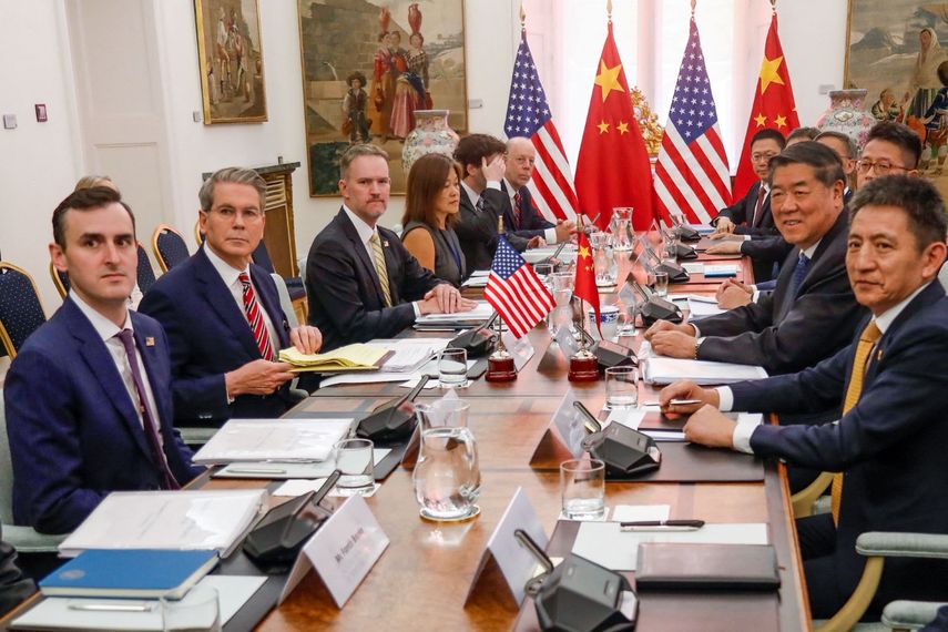 Foto de los participantes de Estados Unidos y de China en las negociaciones sobre la compraventa de Tiktok.