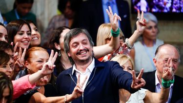 &nbsp;El congresista Máximo Kirchner, centro, hijo de la vicepresidenta Cristina Fernández, muestra un signo de victoria junto con otros legisladores en el Congreso mientras esperan la llegada del presidente de Argentina, Alberto Fernández, a Buenos Aires, Argentina, el domingo 1 de marzo de 2020