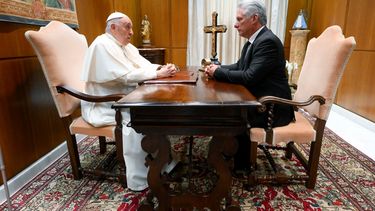 El Papa Francisco conversa con el dictador de Cuba, Miguel Díaz-Canel, en el Vaticano.