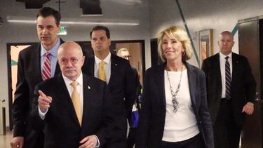 El presidente de MDC, Eduardo Padrón, acompaña a la secretaria de Educación, Betsy DeVos.