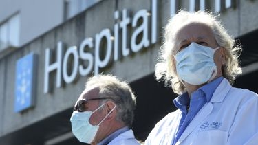 M&eacute;dicos en las afueras de un hospital en Madrid