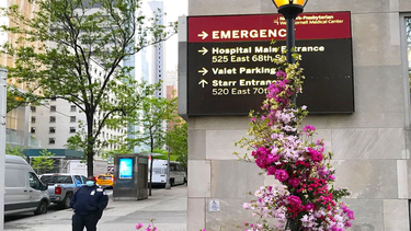 Uno de los arreglos florales instalados en Nueva York en homenaje a los trabajadores de la salud.&nbsp;