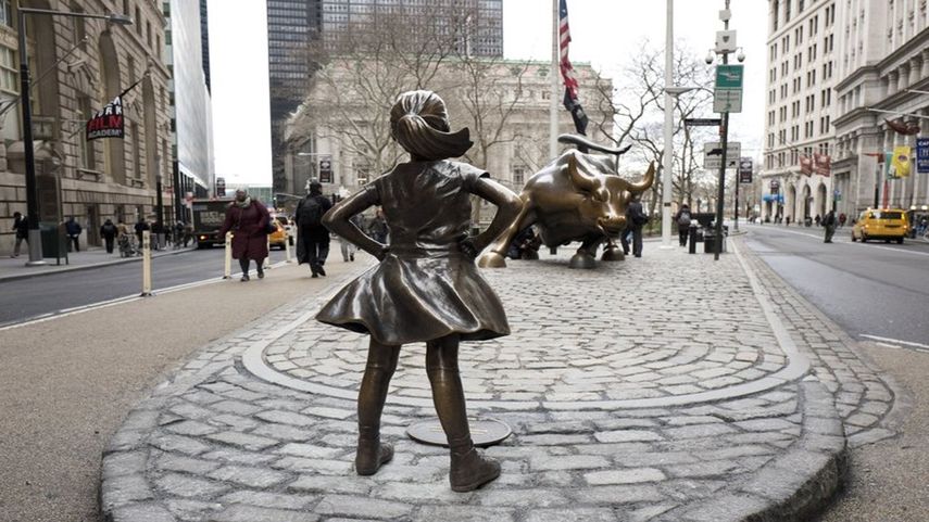 Foto tomada el 8 de marzo del 2017 de la estatua del Charging Bull en el sector de Wall Street en Nueva York. El escultor de la obra, Arturo Di Modica, falleció el 19 de febrero de 2021.&nbsp;