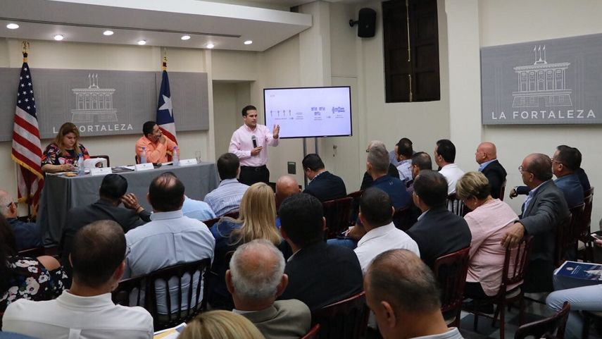 El gobernador Ricardo Roselló, durante la reunión con los alcaldes para presentar el alcance de los fondos aprobados por el Congreso.