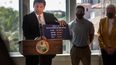 El gobernador Ron DeSantis muestra una tarjeta con tasas de sobrevivencia de víctimas de COVID-19 por grupos etarios mientras anuncia apertura conferencia de fase tres en una de prensa en St. Petersburg, Florida, el viernes 25 de septiembre de 2020.&nbsp;