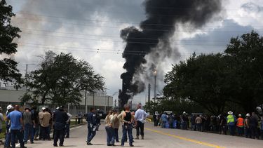 Trabajadores evacuados de Exxon Mobile observan el incendio de la entrada a la planta Baytown Olefins el miércoles 31 de julio de 2019 en Bayton, Texas.&nbsp;