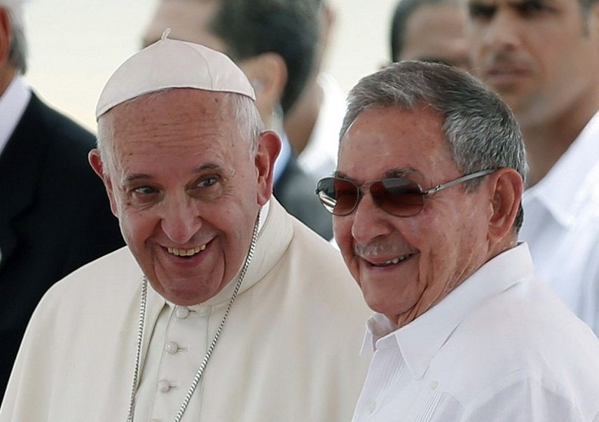 El papa Francisco y el gobernante cubano Raúl Castro, vistos durante la visita papal a la isla en 2015.