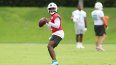Malik Willis, de los Dolphins de Miami, busca un pase durante los entrenamientos de pretemporada de la OTA en el Baptist Health Training Complex en Miami Gardens.
