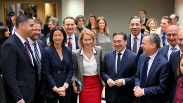 La Alta Representante de la UE para Asuntos Exteriores y Política de Seguridad, Kaja Kallas (centro), está rodeada de ministros de Asuntos Exteriores a su llegada para presidir su primera reunión del Consejo de Asuntos Exteriores de la Unión Europea (UE) en el edificio Europa en Bruselas el 16 de diciembre de 2024.