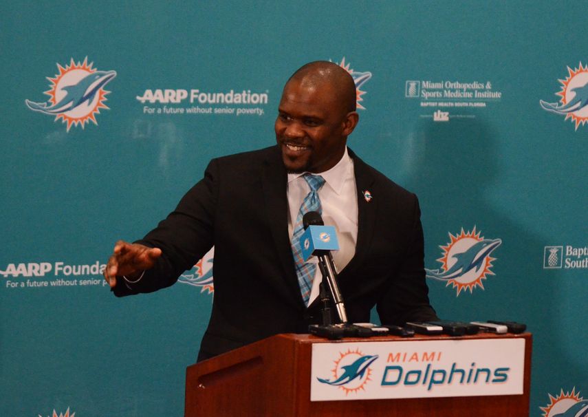 Brian Flores responde a una pregunta durante su presentación como nuevo entrenador de los Dolphins, el 4 de febrero del 2019, en Davie, Florida.