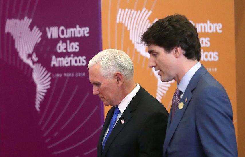 El vicepresidente de EEUU, Mike Pence (izq.) y el primer ministro de&nbsp;Canadá, Justin Trudeau (der.), conversan en la VIII Cumbre de las Américas celebrada en Lima, Perú.