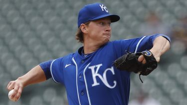 El abridor de los Reales de Kansas City Brady Singer lanza contra los Tigres de Detroit en el primer inning de un partido de las Grandes Ligas el sábado, 24 de abril del 2021.&nbsp;