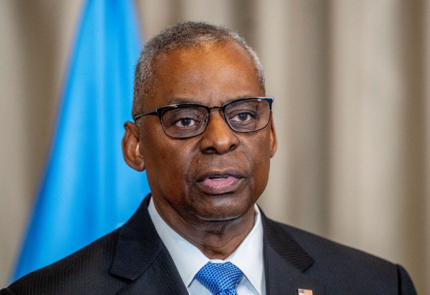 El secretario de Defensa estadounidense Lloyd Austin habla a la prensa en la Base de la Fuerza Aérea Ramstein en Alemania el 19 de marzo de 2024.