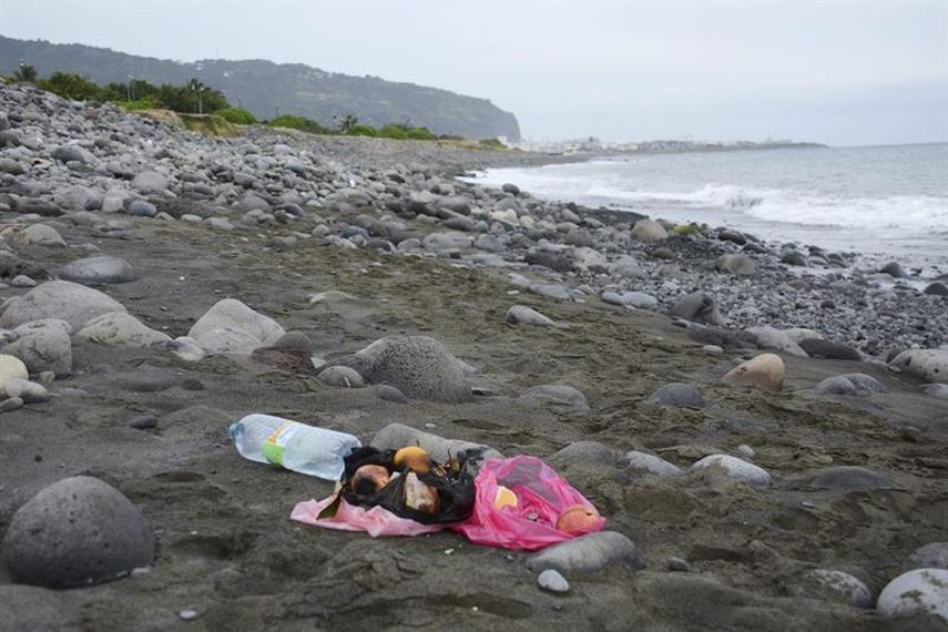 Botellas de plático aparecieron este lunes en la playa donde se encontró el objeto metálico que, según se ha confirmado, pertenece al avión del vuelo MH370 de Malaysia Airlines en la isla francesa de Reunion en el océano Índico. (EFE/Archivo)