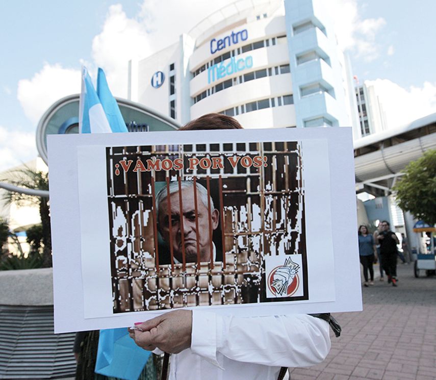 Una manifestantes pide la encarcelación del presidente Otto Pérez Molina. (EFE)