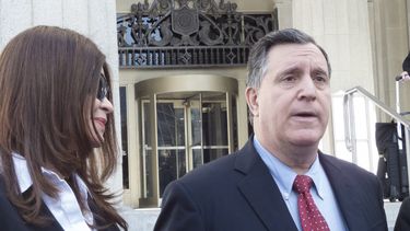 El comisionado Joe Carollo, acompañado de su esposa, Marjorie, al salir del tribunal civil de Miami-Dade.