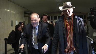 Harvey Weinstein, izquierda, sale de la corte con el abogado Arthur Aidala tras un día te testimonios en su juicio el 30 de enero de 2020 en Nueva York.&nbsp;