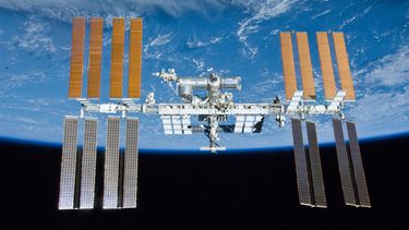 Los astronautas tendrán tal vez que hacer dos o tal vez tres caminatas en el espacio para hacer los trabajos de reparación de una válvula de enfriamiento. (AP)