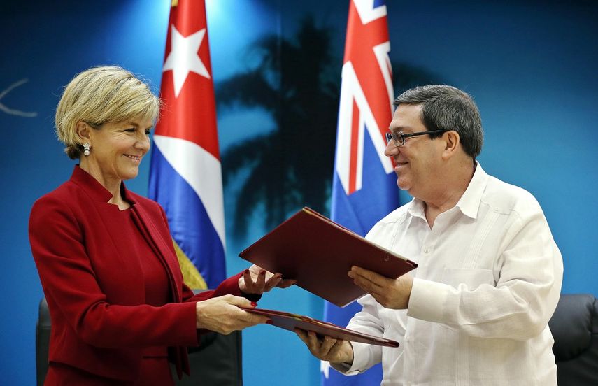 El canciller cubano Bruno Rodríguez (d) y su homóloga de&nbsp;Australia, Julie Bishop (i), firman un memorando de entendimiento entre ambas naciones el viernes 30 de junio de 2017, en La Habana, Cuba.&nbsp;