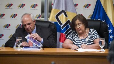 El secretario general de Unasur, Ernesto Samper (i), y la presidenta del Consejo Nacional Electoral de Venezuela, Tibisay Lucena (d) (EFE/Archivo) 