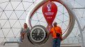 Turistas se toman fotos con el reloj que indica cuánto tiempo queda para iniciar el Mundial de la FIFA en Catar