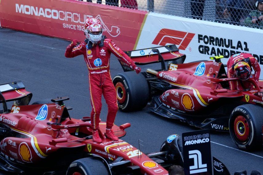 Charles Leclerc de Ferrari celebra su victoria en el Gran Premio de Mónaco de la Fórmula 1, el domingo 26 de mayo de 2024.