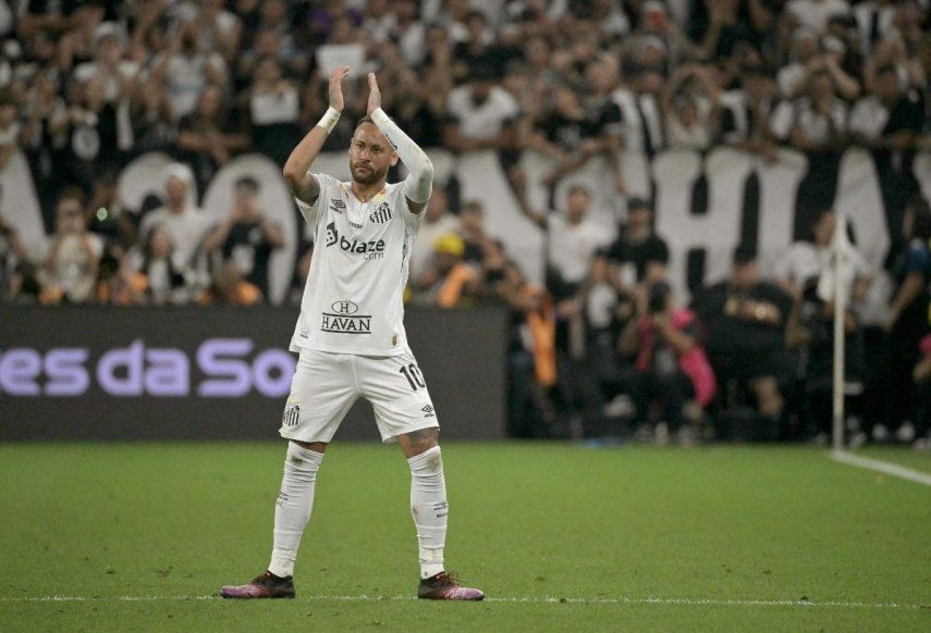 El delantero número 10 del Santos, Neymar, saluda a la multitud al salir del campo durante el partido de fútbol del Campeonato Paulista A1 entre Corinthians y Santos en el Arena Corinthians en Sao Paulo el 12 de febrero de 2025.