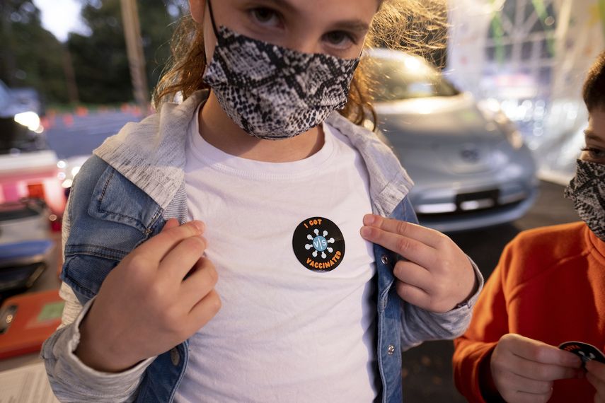 Leah Lefkove, de 9 años, muestra su pegatina de vacunación contra el coronavirus poco después de convertirse en el primer niño en ser vacunado en el sitio de vacunaciones y pruebas de Viral Solutions en Decatur, Georgia, el miércoles, 3 de noviembre del 2021, el primer día de las inoculaciones para niños de entre 5 y 11 años en Estados Unidos.&nbsp;