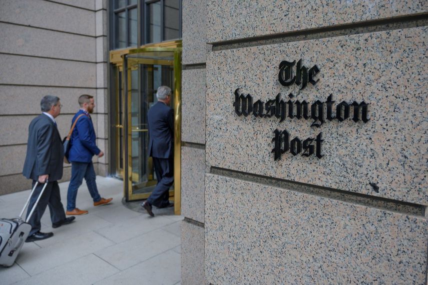 Personal del diario entra al edificio sede del periódico The Washington Post.