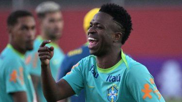 El jugador brasileño Vinicius Junior hace un gesto durante una sesión de entrenamiento de la selección nacional de fútbol de Brasil en el estadio Manuel Barradas en Salvador, estado de Bahía, Brasil, el 17 de noviembre de 2024, antes del partido de clasificación para la Copa Mundial de la FIFA 2026 contra Uruguay.
