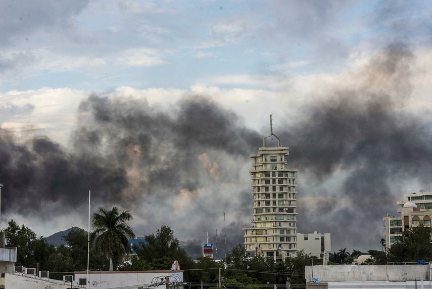 Esta fotograf&iacute;a del 17 de octubre de 2019 muestra columnas de humo que salen de autos incendiados en la ciudad de Culiac&aacute;n, M&eacute;xico.