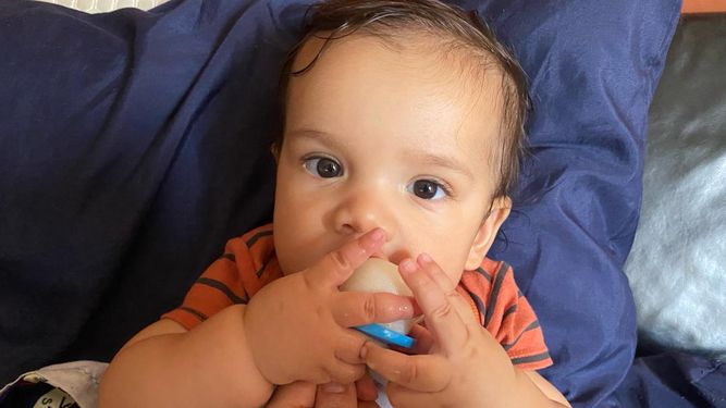 Un niño disfruta un helado de leche materna