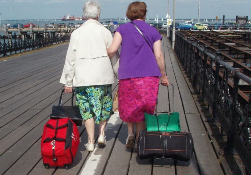 Estrenar ropa interior de diversos colores, comer uvas, sacar unas maletas a pasear, comer lentejas, arrojar agua o monedas fuera de la casa, son algunas de las tradiciones y rituales que hacen los latinoamericanos y españoles como una forma de empezar