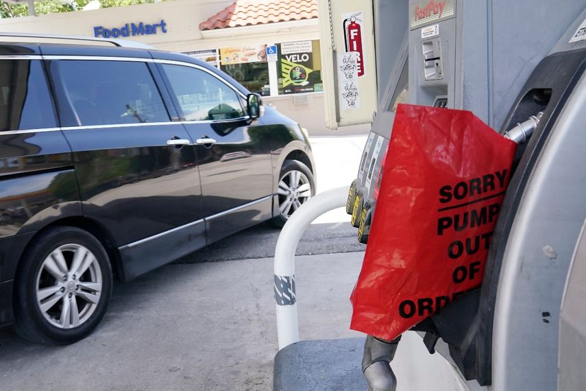 Un cliente sale de una estación de Chevron que quedó sin gasolina, el miércoles 12 de mayo de 2021, en Miami.&nbsp;