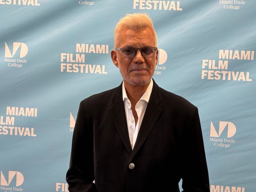 Willy Chirino posa en alfombra roja del estreno del documental sobre su vida, Chirino, del director Jorge Soliño.