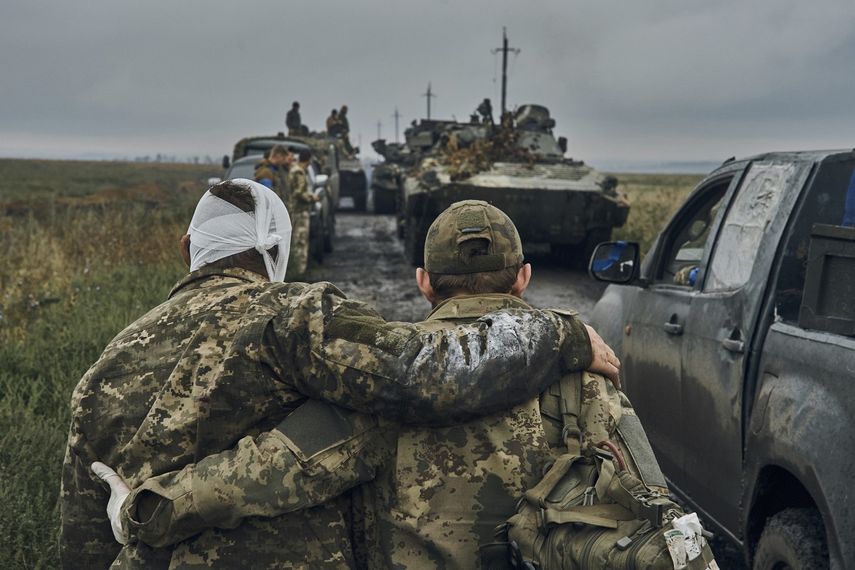 Un soldado ucraniano ayuda a un compañero herido en la carretera en el territorio liberado por Ucrania en la región de Járkiv, Ucrania, el lunes 12 de septiembre de 2022.&nbsp;