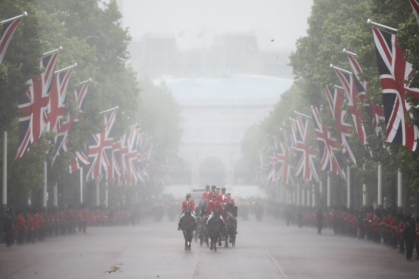 El cochero regresa por la avenida Mall hacia el Palacio de Buckingham mientras llueve después del Desfile del Cumpleaños del Rey, Trooping the Colour, en Londres, el 15 de junio de 2024.