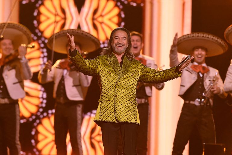 La Persona del Año de la Academia Latina de la Grabación el músico mexicano Marco Antonio Solís se presenta en el escenario durante la 23 entrega anual de los Latin Grammy en el Michelob Ultra Arena de Mandalay Bay en Las Vegas.