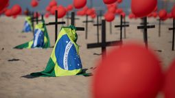 Cruces, globos rojos y la bandera de Brasil son colocados en la playa de Copacabana por el organismo no gubernamental R&iacute;o de Paz en honor a las v&iacute;ctimas de COVID-19, en R&iacute;o de Janeiro, Brasil, el s&aacute;bado 8 de agosto de 2020.&nbsp;