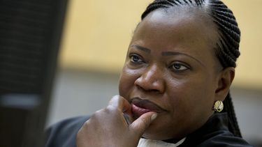 Fotografía de archivo del 15 de noviembre de 2016 de la fiscal de la Corte Penal Internacional Fatou Bensouda esperando el inicio de un jucio en La Haya, Holanda.&nbsp; 