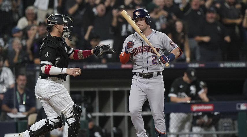 Alex Bregman (2) de los Astros de Houston tras poncharse ante los Medias Blancas de Chicago, el domingo 10 de octubre de 2021.&nbsp;
