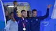 El futbolista argentino Lionel Messi sostiene el trofeo del Mundial de la FIFA a la salida de un avión junto al técnico Lionel Scaloni, en Buenos Aires, Argentina, el martes 20 de diciembre 2022.&nbsp;