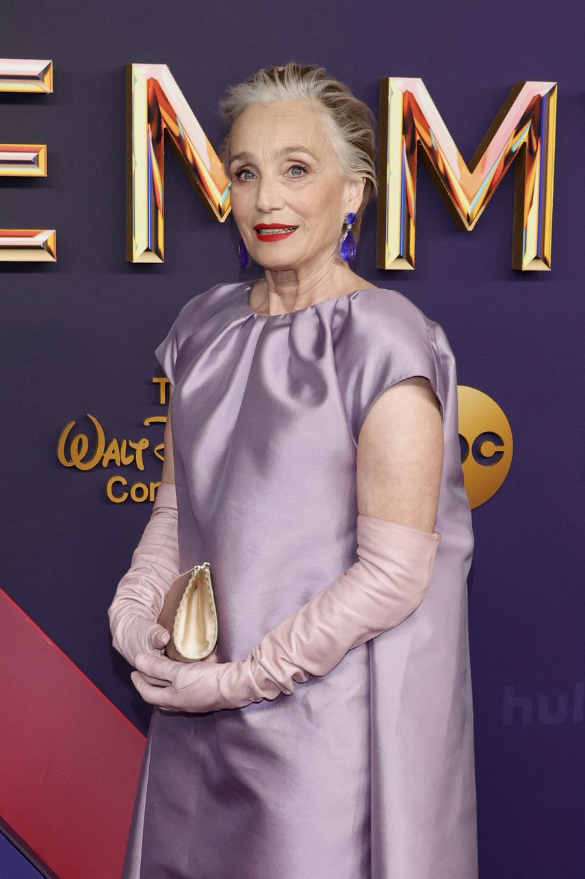Kristin Scott Thomas asiste a los 76 Premios Emmy en el Peacock Theatre el 15 de septiembre de 2024 en Los Ángeles, California.